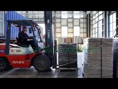 During the loading process, professional equipment is used to ensure loading safety.