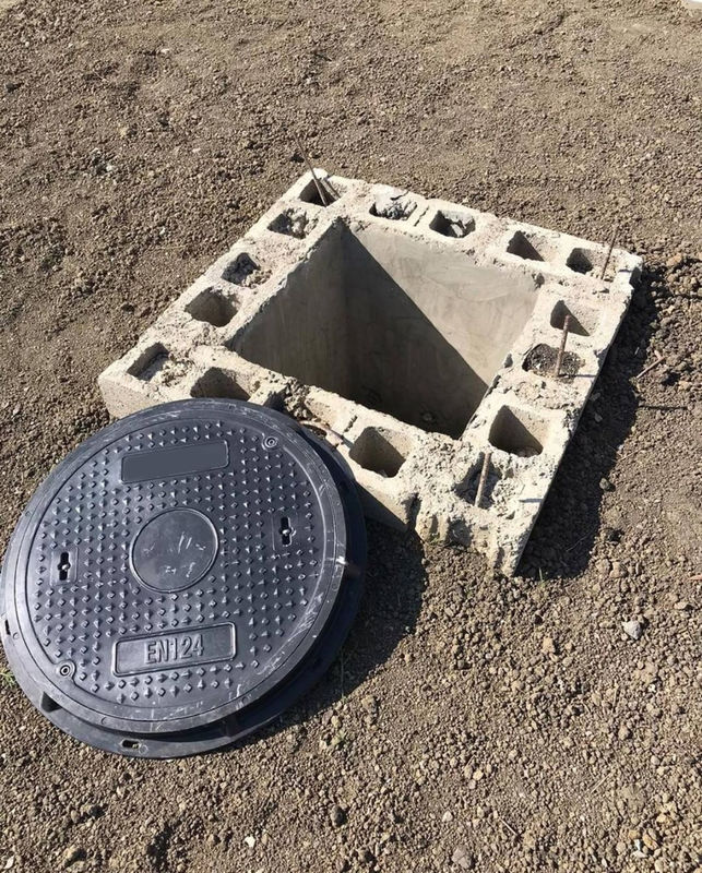 Round SMC Manhole Cover with 40 Tons Load Capacity, Corrosion Resistant and Bolted Installation for Municipal Use