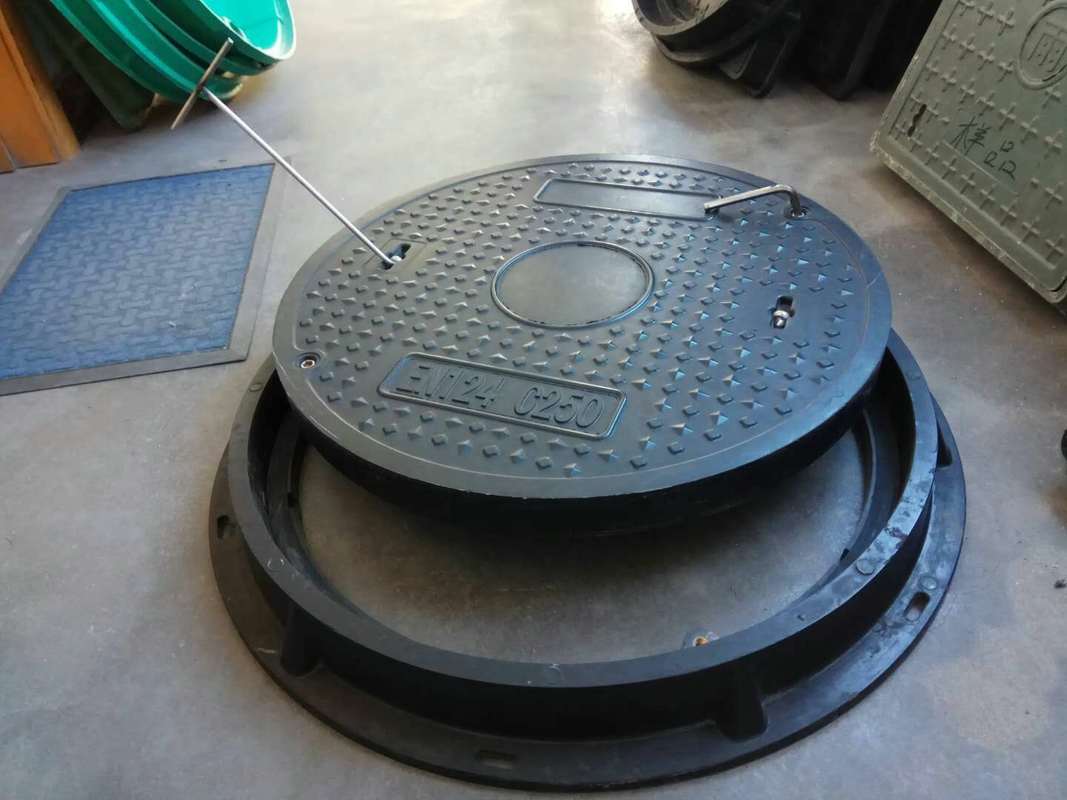 Heavy Duty Composite Manhole Cover with 40 Tons Load Capacity, Corrosion Resistant and Lightweight Design for Urban Infrastructure